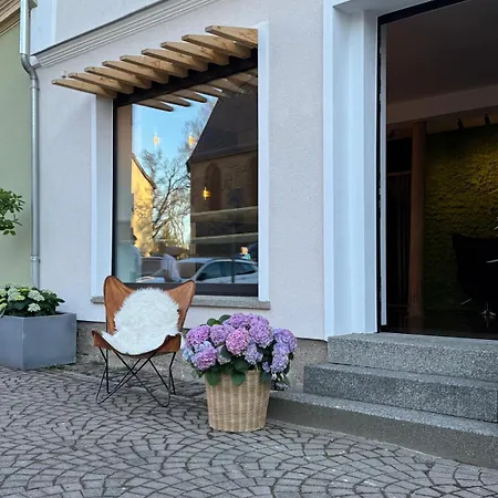 Mit Terrasse *